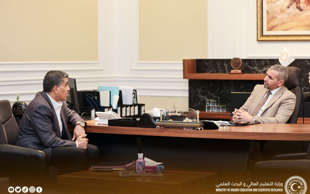 عقد معالي الوزير الدكتور محمد الدبيب، اجتماعًا مع السيد مدير إدارة الدراسات العليا بالوزارة